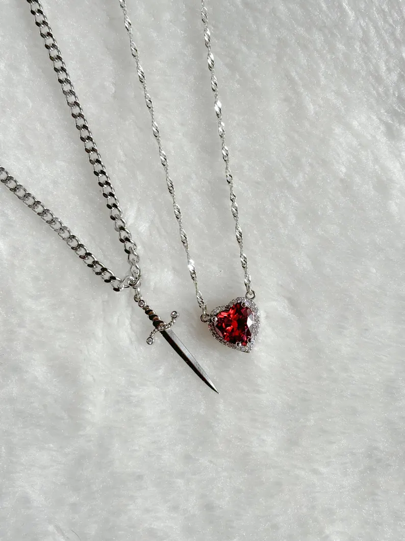 Collier de coeur et d'épée assorti - Image 4